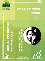 Plakat w jasnozielonej kolorystyce z delikatnym, zamglonym motywem gór w tle. Centralnym elementem jest czarno-biała grafika w kole, przedstawiająca twarz mężczyzny złączoną z połową pyska wilka. Kompozycję uzupełniają pionowe rzędy minimalistycznych ikon choinek oraz logotyp "Przyroda Przy Kręgu" w lewym górnym rogu.