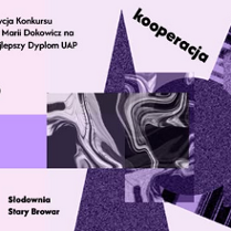 Plakat o nowoczesnej, kolażowej kompozycji w odcieniach fioletu, czerni i bieli. Głównym motywem są nakładające się na siebie geometryczne kształty - trójkąty, koła i prostokąty, wypełnione ziarnistymi teksturami oraz czarno-białymi, płynnymi wzorami przypominającymi dym. Wokół umieszczono czarne napisy. To szczegóły dotyczące wydarzenia zawarte w treści artykułu.