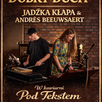 Plakat przedstawiający dwoje artystów podczas występu na tle ceglanej ściany. Po lewej stronie mężczyzna w czarnym t-shircie i czapce z daszkiem, natomiast po prawej kobieta w barwnej sukni z motywem pawich oczek pochyla się nad instrumentem klawiszowym. Wokół nich widoczne są profesjonalne mikrofony i inne instrumenty. Wokół teksty - szczegóły wydarzenia zawarte w treści artykułu.