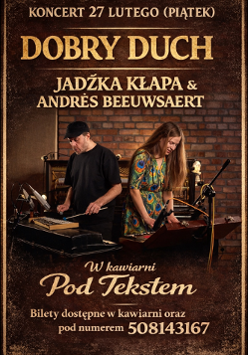 Plakat przedstawiający dwoje artystów podczas występu na tle ceglanej ściany. Po lewej stronie mężczyzna w czarnym t-shircie i czapce z daszkiem, natomiast po prawej kobieta w barwnej sukni z motywem pawich oczek pochyla się nad instrumentem klawiszowym. Wokół nich widoczne są profesjonalne mikrofony i inne instrumenty. Wokół teksty - szczegóły wydarzenia zawarte w treści artykułu.