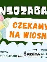 Kolorowy plakat. Górną część zajmuje ciemnozielone tło, na którym widnieją ilustracje niebieskiego motyla, kolorowych kwiatów (pomarańczowych i różowych) oraz pastelowych pisanek. Dolna krawędź grafiki ma kształt białej, pofalowanej chmury, na której umieszczono logotypy organizatorów oraz informacje o wydarzeniu zawarte w treści artykułu.