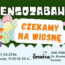 Kolorowy plakat. Górną część zajmuje ciemnozielone tło, na którym widnieją ilustracje niebieskiego motyla, kolorowych kwiatów (pomarańczowych i różowych) oraz pastelowych pisanek. Dolna krawędź grafiki ma kształt białej, pofalowanej chmury, na której umieszczono logotypy organizatorów oraz informacje o wydarzeniu zawarte w treści artykułu.