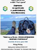Zdjęcie wykonane z perspektywy osoby siedzącej na trawiastym klifie nad oceanem. W kadrze widać nogę podróżniczki w ciemnych spodniach i profesjonalnym bucie trekkingowym oraz duży, niebieski plecak turystyczny, do którego przyczepiona jest pamiątkowa muszla św. Jakuba. W tle widać ocean pod lekko zachmurzonym niebem. Powyżej i poniżej zdjęcia znajdują się czarne napisy na białym tle. Są to szczegółowe informacje o wydarzeniu zawarte w treści artykułu.