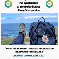 Zdjęcie wykonane z perspektywy osoby siedzącej na trawiastym klifie nad oceanem. W kadrze widać nogę podróżniczki w ciemnych spodniach i profesjonalnym bucie trekkingowym oraz duży, niebieski plecak turystyczny, do którego przyczepiona jest pamiątkowa muszla św. Jakuba. W tle widać ocean pod lekko zachmurzonym niebem. Powyżej i poniżej zdjęcia znajdują się czarne napisy na białym tle. Są to szczegółowe informacje o wydarzeniu zawarte w treści artykułu.
