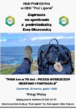 Zdjęcie wykonane z perspektywy osoby siedzącej na trawiastym klifie nad oceanem. W kadrze widać nogę podróżniczki w ciemnych spodniach i profesjonalnym bucie trekkingowym oraz duży, niebieski plecak turystyczny, do którego przyczepiona jest pamiątkowa muszla św. Jakuba. W tle widać ocean pod lekko zachmurzonym niebem. Powyżej i poniżej zdjęcia znajdują się czarne napisy na białym tle. Są to szczegółowe informacje o wydarzeniu zawarte w treści artykułu.