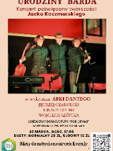 Na plakacie umieszczono zdjęcie przedstawiające trzech młodych artystów stojących obok siebie na scenie w świetle reflektorów. Wszyscy ubrani są w dopasowane, ciemnozielone koszule i ciemne spodnie. Mężczyzna po lewej trzyma czerwony instrument strunowy, środkowy artysta stoi prosto, a mężczyzna po prawej opiera się o pulpit nutowy. W dolnej części kadru widoczny jest fragment profesjonalnego keyboardu. Poniżej napisy - szczegóły na temat wydarzenia zawarte w treści artykułu.