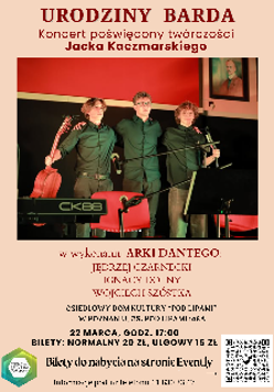 Na plakacie umieszczono zdjęcie przedstawiające trzech młodych artystów stojących obok siebie na scenie w świetle reflektorów. Wszyscy ubrani są w dopasowane, ciemnozielone koszule i ciemne spodnie. Mężczyzna po lewej trzyma czerwony instrument strunowy, środkowy artysta stoi prosto, a mężczyzna po prawej opiera się o pulpit nutowy. W dolnej części kadru widoczny jest fragment profesjonalnego keyboardu. Poniżej napisy - szczegóły na temat wydarzenia zawarte w treści artykułu.