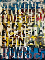 Abstrakcyjny, kwadratowy obraz w stylu street-artu. Kompozycja warstwowa, łącząca plamy żółtej, niebieskiej i czerwonej farby z pionowymi rzędami poszarpanych, białych i czarnych liter. Powierzchnia dzieła jest surowa, z wyraźnymi przetarciami i śladami pędzla.