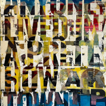 Abstrakcyjny, kwadratowy obraz w stylu street-artu. Kompozycja warstwowa, łącząca plamy żółtej, niebieskiej i czerwonej farby z pionowymi rzędami poszarpanych, białych i czarnych liter. Powierzchnia dzieła jest surowa, z wyraźnymi przetarciami i śladami pędzla.