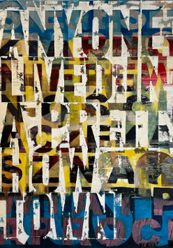 Abstrakcyjny, kwadratowy obraz w stylu street-artu. Kompozycja warstwowa, łącząca plamy żółtej, niebieskiej i czerwonej farby z pionowymi rzędami poszarpanych, białych i czarnych liter. Powierzchnia dzieła jest surowa, z wyraźnymi przetarciami i śladami pędzla.