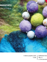 Na brawnym tle filcowe kulki w kolorach zielonym, fioletowym i liliowym.