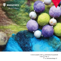 Na brawnym tle filcowe kulki w kolorach zielonym, fioletowym i liliowym.