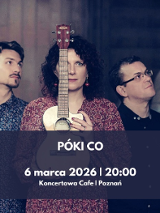 Zdjęcie zespołu muzycznego Póki Co. Pięć osób stoi w półmroku, a centralna postać trzyma ukulele zasłaniające część jej twarzy. Z prawej strony widoczny jest kontrabas, a w tle rozmyte wnętrze kawiarni. Na środku widoczne są informacje o wydarzeniu, zawarte w treści artykułu.