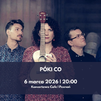 Zdjęcie zespołu muzycznego Póki Co. Pięć osób stoi w półmroku, a centralna postać trzyma ukulele zasłaniające część jej twarzy. Z prawej strony widoczny jest kontrabas, a w tle rozmyte wnętrze kawiarni. Na środku widoczne są informacje o wydarzeniu, zawarte w treści artykułu.