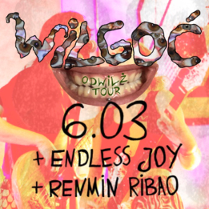 Plakat utrzymany w psychodelicznej estetyce z dominacją różu i czerwieni. W centralnym punkcie znajduje się grafika przedstawiająca szeroko uśmiechnięte usta, nad którymi widnieje napis ułożony z mniejszych elementów tworząc tekst "Wilgoć". Całość jest nałożona na nieostre zdjęcie zespołu muzycznego grającego na instrumentach. Poniżej umieszczono informacje o wydarzeniu zawarte w treści artykułu.