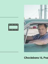 Plakat podzielony na dwie części. Po lewej stronie, na jasnozielonym tle, znajduje się czarny logotyp Domu Kultury oraz ikona taśmy filmowej. Prawą stronę zajmuje kadr z filmu przedstawiający dwóch mężczyzn w samochodzie. Kierowca o jasnej karnacji patrzy w stronę widza, opierając rękę o ramę okna, natomiast pasażer siedzący z tyłu spogląda przez szybę w innym kierunku. Wokół czarne napisy - informacje o wydarzeniu zawarte w treści artykułu.