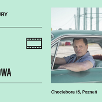 Plakat podzielony na dwie części. Po lewej stronie, na jasnozielonym tle, znajduje się czarny logotyp Domu Kultury oraz ikona taśmy filmowej. Prawą stronę zajmuje kadr z filmu przedstawiający dwóch mężczyzn w samochodzie. Kierowca o jasnej karnacji patrzy w stronę widza, opierając rękę o ramę okna, natomiast pasażer siedzący z tyłu spogląda przez szybę w innym kierunku. Wokół czarne napisy - informacje o wydarzeniu zawarte w treści artykułu.