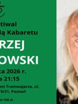 Plakat promujący występ Andrzeja Sikorowskiego w ramach XXIV Festiwalu "Zostań Gwiazdą Kabaretu". Po prawej stronie znajduje się portretowe zdjęcie artysty o jasnych, dłuższych włosach i wąsach. Lewą stronę zajmuje zielone pole z treścią informacyjną zawartą w treści artykułu oraz logo festiwalu - uśmiechniętą buźką w okularach i kapeluszu.