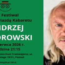 Plakat promujący występ Andrzeja Sikorowskiego w ramach XXIV Festiwalu "Zostań Gwiazdą Kabaretu". Po prawej stronie znajduje się portretowe zdjęcie artysty o jasnych, dłuższych włosach i wąsach. Lewą stronę zajmuje zielone pole z treścią informacyjną zawartą w treści artykułu oraz logo festiwalu - uśmiechniętą buźką w okularach i kapeluszu.