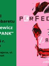 Plakat promujący wydarzenie w ramach XXIV Festiwalu "Zostań Gwiazdą Kabaretu". Lewą stronę zajmuje zielone pole z informacjami o imprezie, które są zawarte w treści artykułu. Prawą stronę stanowi różowe tło z artystyczną grafiką twarzy przypominającą Jokera, z mocno zarysowanymi czarnymi włosami i czerwonym uśmiechem.