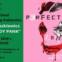 Plakat promujący wydarzenie w ramach XXIV Festiwalu "Zostań Gwiazdą Kabaretu". Lewą stronę zajmuje zielone pole z informacjami o imprezie, które są zawarte w treści artykułu. Prawą stronę stanowi różowe tło z artystyczną grafiką twarzy przypominającą Jokera, z mocno zarysowanymi czarnymi włosami i czerwonym uśmiechem.