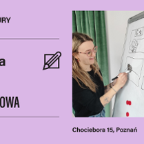 Grafika podzielona na dwie części. Po lewej stronie, na liliowym tle, znajduje się czarny logotyp Domu Kultury oraz ikona kartki z ołówkiem. Poniżej widoczne są informacje o wydarzeniu zawarte w treści artykułu. Prawą stronę zajmuje zdjęcie uśmiechniętej młodej kobiety w okularach, która rysuje mazakiem na białej tablicy. Na tablicy widoczne są cztery prostokątne pola z prostymi szkicami, między innymi postaci w łóżku oraz kota.