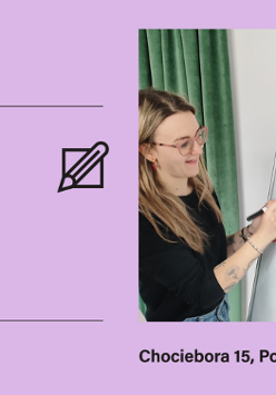 Grafika podzielona na dwie części. Po lewej stronie, na liliowym tle, znajduje się czarny logotyp Domu Kultury oraz ikona kartki z ołówkiem. Poniżej widoczne są informacje o wydarzeniu zawarte w treści artykułu. Prawą stronę zajmuje zdjęcie uśmiechniętej młodej kobiety w okularach, która rysuje mazakiem na białej tablicy. Na tablicy widoczne są cztery prostokątne pola z prostymi szkicami, między innymi postaci w łóżku oraz kota.