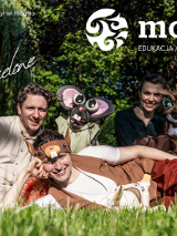 Na zdjęciu widać troje uśmiechniętych dorosłych oraz pacynki zwierząt (między innymi mysz i jelenia) na tle zielonych drzew w parku. Jedna z osób leży na trawie, mając na głowie opaskę z uszami wiewiórki. Wokół umieszczono białe napisy - szczegóły na temat wydarzenia zawarte w treści artykułu.