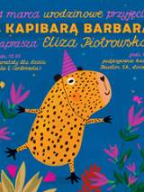 Na ciemnoniebieskim tle, wśród różowych kwiatów i zielonych liści, znajduje się uśmiechnięta, nakrapiana kapibara w różowej czapeczce urodzinowej. W górnej części umieszczono napisy informujące o warsztatach dla dzieci, zawarte w treści artykułu.