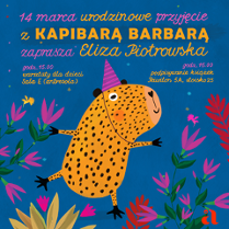 Na ciemnoniebieskim tle, wśród różowych kwiatów i zielonych liści, znajduje się uśmiechnięta, nakrapiana kapibara w różowej czapeczce urodzinowej. W górnej części umieszczono napisy informujące o warsztatach dla dzieci, zawarte w treści artykułu.