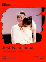 Grafika przedstawia zdjęcie z występu teatralnego lub performansu na tle intensywnie czerwonej ramki. Na zdjęciu widać dwie kobiety w jasnych strojach: jedna z nich przytula się do drugiej, która jest owinięta w jasny materiał. Poniżej zdjęcia widnieją czarne napisy będące szczegółami wydarzenia, które są zawarte w treści artykułu.