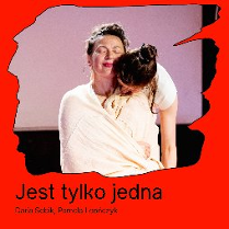 Grafika przedstawia zdjęcie z występu teatralnego lub performansu na tle intensywnie czerwonej ramki. Na zdjęciu widać dwie kobiety w jasnych strojach: jedna z nich przytula się do drugiej, która jest owinięta w jasny materiał. Poniżej zdjęcia widnieją czarne napisy będące szczegółami wydarzenia, które są zawarte w treści artykułu.
