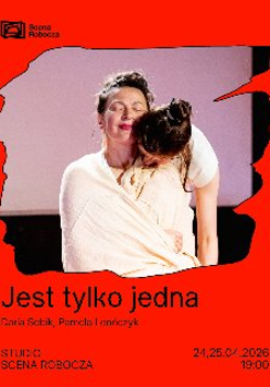 Grafika przedstawia zdjęcie z występu teatralnego lub performansu na tle intensywnie czerwonej ramki. Na zdjęciu widać dwie kobiety w jasnych strojach: jedna z nich przytula się do drugiej, która jest owinięta w jasny materiał. Poniżej zdjęcia widnieją czarne napisy będące szczegółami wydarzenia, które są zawarte w treści artykułu.