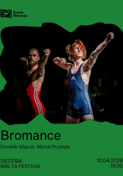 W centralnej części, wewnątrz nieregularnego wycięcia, widnieje zdjęcie dwóch mężczyzn w strojach zapaśniczych (czerwonym i niebieskim), którzy stoją na scenie w pozach z uniesionymi rękami jakby strzelali z łuku. Całość znajduje się na intensywnie zielonym tle. Na dole umieszczono czarne napisy. Są to szczegóły wydarzenia zawarte w treści artykułu.