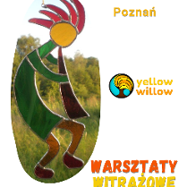 Po lewej stronie widać wiszący witraż wykonany techniką Tiffany'ego, przedstawiający postać z żółtą głową, czerwonym pióropuszem i zielonym ciałem, grającego na flecie. Witraż jest sfotografowany na tle zielonej łąki, a po prawej stronie umieszczono logotyp organizatora oraz napisy informujące o tematyce zajęć i lokalizacji, które zawarto w treści artykułu.