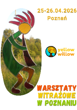 Po lewej stronie widać wiszący witraż wykonany techniką Tiffany'ego, przedstawiający postać z żółtą głową, czerwonym pióropuszem i zielonym ciałem, grającego na flecie. Witraż jest sfotografowany na tle zielonej łąki, a po prawej stronie umieszczono logotyp organizatora oraz napisy informujące o tematyce zajęć i lokalizacji, które zawarto w treści artykułu.