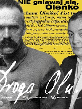 Archiwalny, czarno-biały kolaż na żółtym tle, przedstawiający portrety mężczyzny w mundurze z gęstym wąsem oraz kobiety w ciemnej marynarce. W tle widoczny jest fragment odręcznie pisanego listu, a na pierwszym planie umieszczono duży, biały napis stylizowany na pismo ręczne: "Droga Olu!".