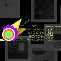 Plakat przedstawia czarne tło wypełnione czarno-białymi kwadratami z abstrakcyjnymi grafikami, przez które przebiega jaskrawozielona linia, a centralnym punktem jest kolorowe, tęczowe koło z białą otoczką i fioletowym oraz żółtym elementem obok napisu z nazwą wydarzenia.
