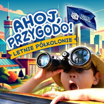 Kolorowa grafika promująca letnie półkolonie Leader School pod hasłem "Ahoj, przygodo". Na pierwszym planie widać radosne dziecko w słomkowym kapeluszu, które patrzy przez czarną lornetkę. W tle rozciąga się grafika panoramy nowoczesnego miasta z wysokimi wieżowcami pod błękitnym niebem, a nad całością powiewa granatowa flaga z logotypem organizatora.