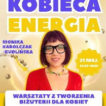 Na środku plakatu zdjęcie uśmiechniętej kobiety w czerwonej bluzce i ciemnych oprawkach okularów, otoczone grafiką koralików i złotym blaskiem. Wokół żółte i fioletowe napisy, będące dokładnymi informacjami o wydarzeniu, które zawarto w treści artykułu.