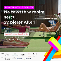 Kwadratowy plakat zapowiadający pokaz filmowy. Tło stanowi kadr z filmu przedstawiający osoby odpoczywające na leżakach na słonecznym tarasie, a w prawym dolnym rogu widnieje wielokolorowa, nowoczesna bryła geometryczna. W górnym lewym rogu widoczny fioletowy prostokąt, na którym widnieje napis "pokaz filmowy z dyskusją". Poniżej widoczne są informacje o wydarzeniu zawarte w treści artykułu oraz loga partnerów.
