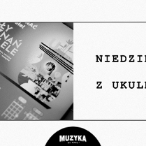Pozioma, czarno-biała grafika promująca wydarzenie "Niedziele z ukulele". Lewą stronę zajmuje artystyczne, bliskie ujęcie śpiewnika z tekstem piosenki "Aloha Oe" i chwytami na ukulele, natomiast prawa strona zawiera minimalistyczny tytuł wydarzenia wykonany czcionką maszynową. Na dole, w czarnym półkolu, widnieje logotyp z napisem "Muzyka na nowo".