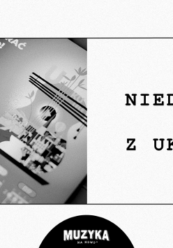 Pozioma, czarno-biała grafika promująca wydarzenie "Niedziele z ukulele". Lewą stronę zajmuje artystyczne, bliskie ujęcie śpiewnika z tekstem piosenki "Aloha Oe" i chwytami na ukulele, natomiast prawa strona zawiera minimalistyczny tytuł wydarzenia wykonany czcionką maszynową. Na dole, w czarnym półkolu, widnieje logotyp z napisem "Muzyka na nowo".