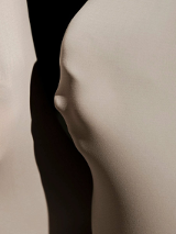 Grafika przedstawiająca dwie jasne płaszczyzny, jedna z zarysem twarzy; między płaszczyznami czarny pas.