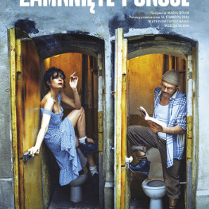 Kobieta z papierosem i mężczyna czytający książkę, każde z nich w osobnym pomieszczeniu - ubikacji przy otwartych drzwiach, stoją opierając się o ścianę.