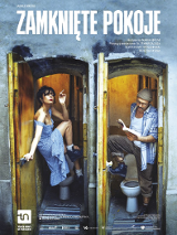 Kobieta z papierosem i mężczyna czytający książkę, każde z nich w osobnym pomieszczeniu - ubikacji przy otwartych drzwiach, stoją opierając się o ścianę.