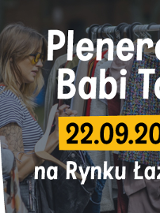Zdjęcie przedstawia dwie kobiety wybierające ubrania. Obie są blondynkami. Kobieta na pierwszym planie ma koszulkę w paski i tatuaż na ramieniu.