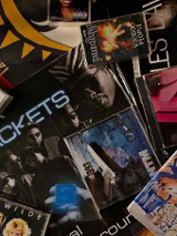 Na zdjęciu znajduje się wiele płyt, kaset i winyli.