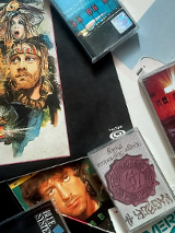 Opakowania płyt i kaset leżą na stole.