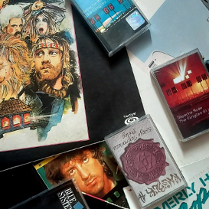 Opakowania płyt i kaset leżą na stole.